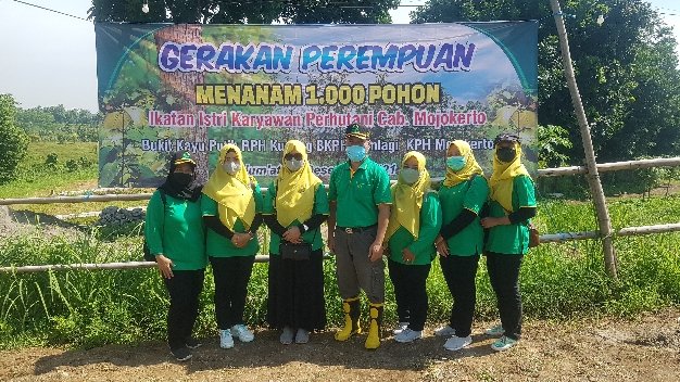 Ikatan Istri Karyawan Perhutani Mojokerto Menanam 1000 Pohon di Bukit Kayoe Putih