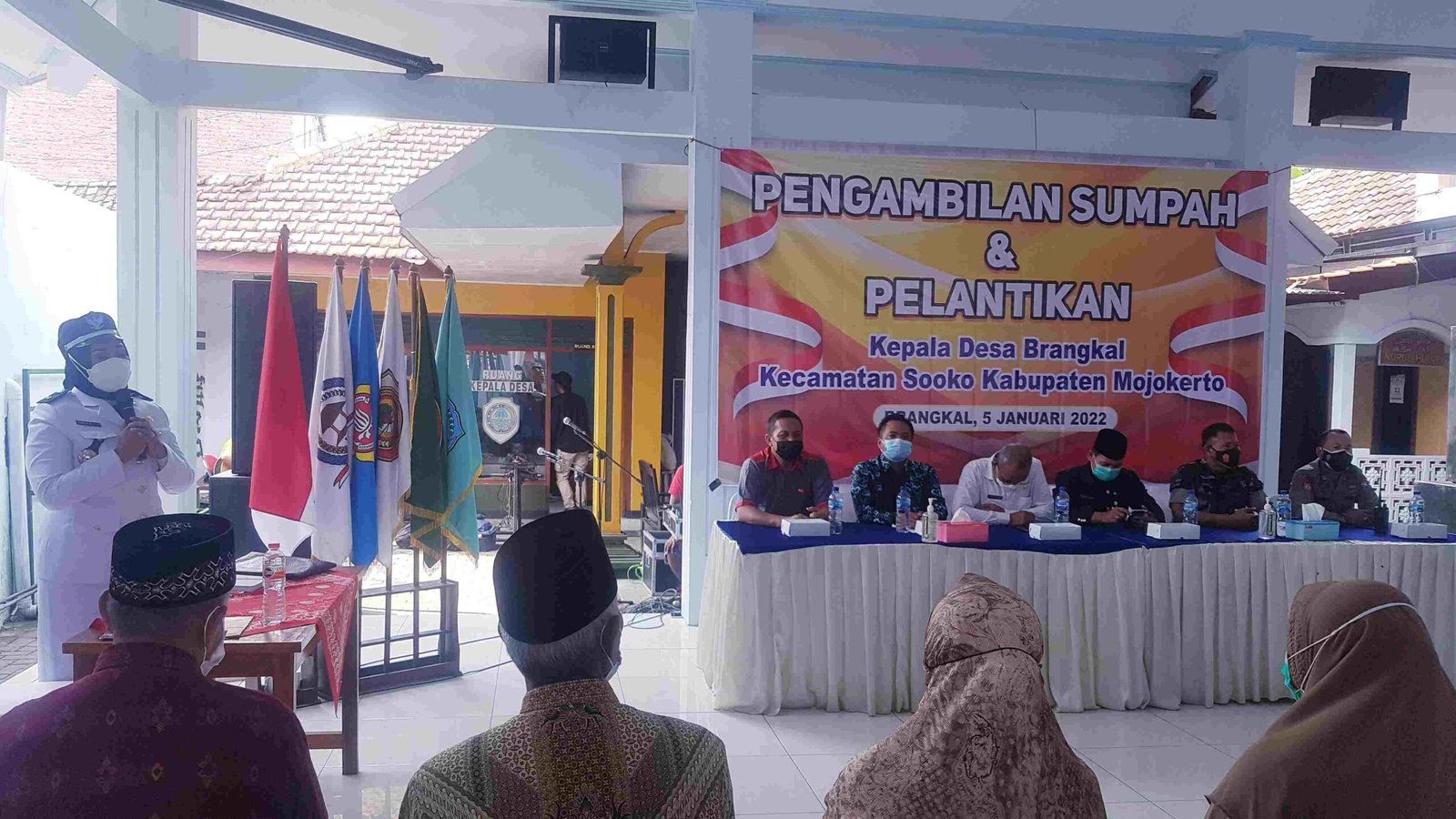 Pelantikan Kepala Desa Brangkal Dibanjiri Karangan Bunga