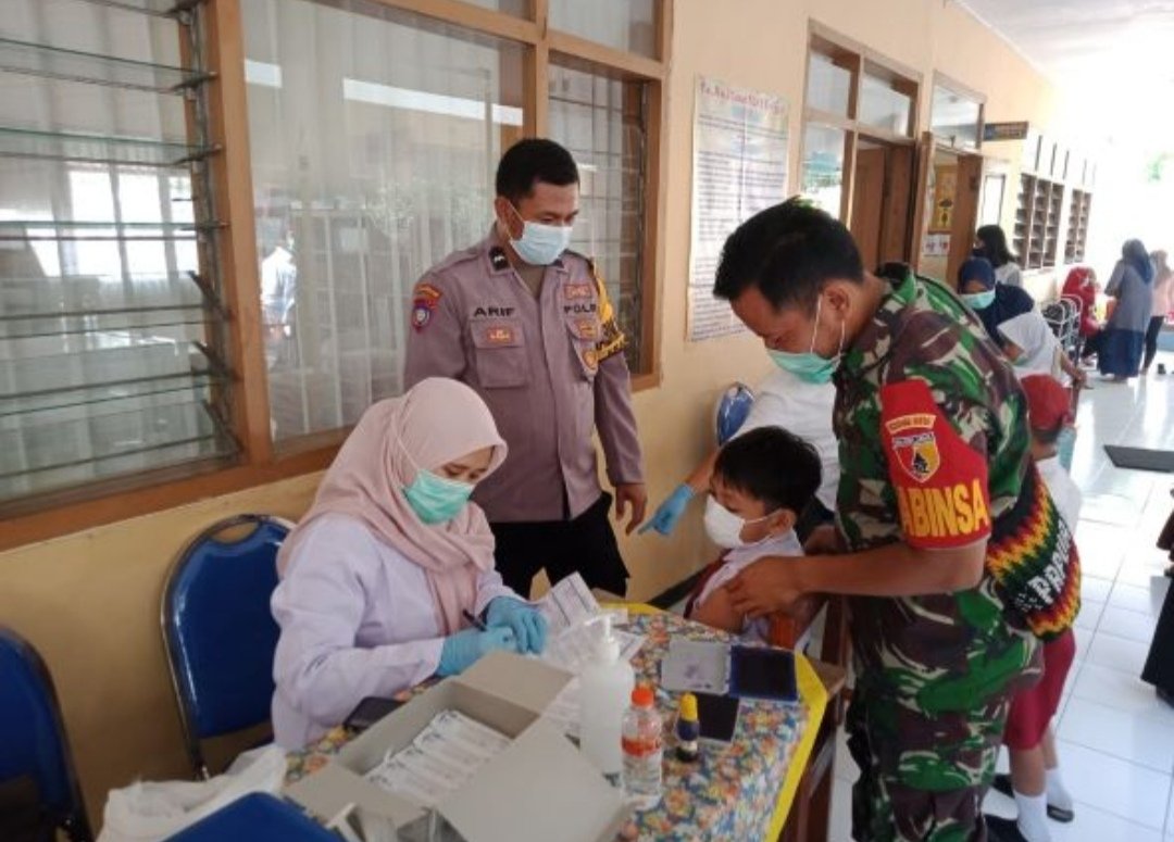 Peran Aktif Koramil Prajurit Kulon Kawal Layanan Vaksinasi Anak Usia 6-11 Tahun