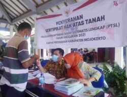 Pemdes Pesanggrahan Serahkan 615 Sertifikat PTSL
