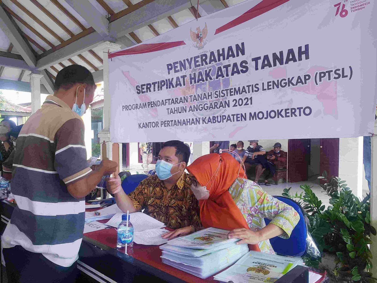 Pemdes Pesanggrahan Serahkan 615 Sertifikat PTSL