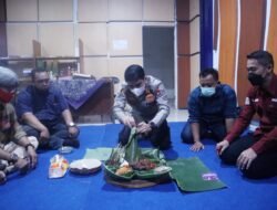 Tasyakuran HPN 2022, Kapolresta Mojokerto Potong Tumpeng Untuk Insan Pers