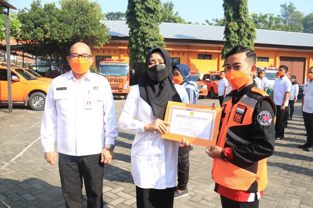 Bupati Mojokerto Serahkan Sertifikat 50 Peserta Pelatihan Jungle Rescue