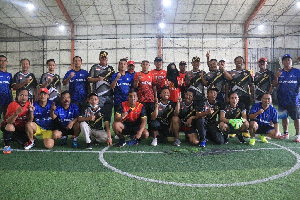 Camat Ngoro, Pungging dan Mojosari Inisiasikan Futsal Antar Kepala Desa