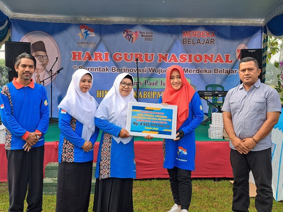 Anggarkan Rp 2 Miliar, Bupati Ikfina Serahkan Bantuan Insentif Guru Paud