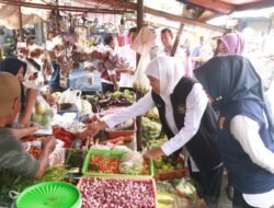Pastikan Suplai Harga Kebutuhan Pokok Aman, Gubernur Jatim Sidak Harga Sembako di Pasar Mojokerto