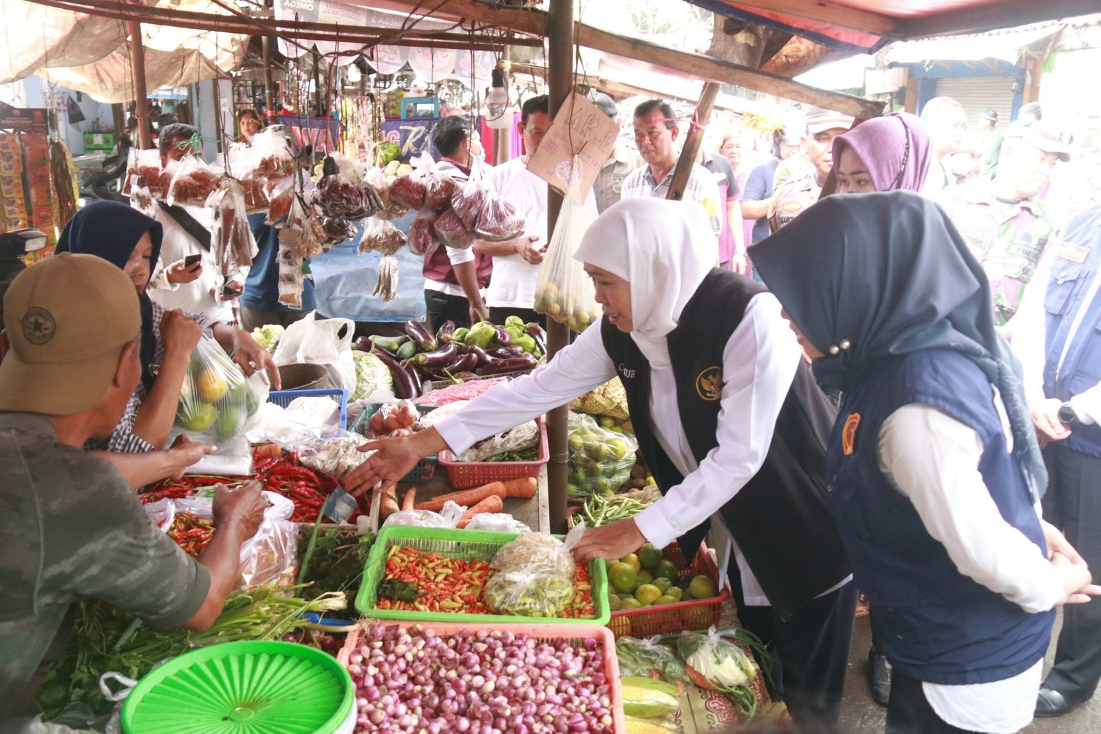 Pastikan Suplai Harga Kebutuhan Pokok Aman, Gubernur Jatim Sidak Harga Sembako di Pasar Mojokerto