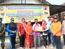 Pemkab Mojokerto Serahkan Bansos Kepada Dua Warga Terdampak Bencana Alam