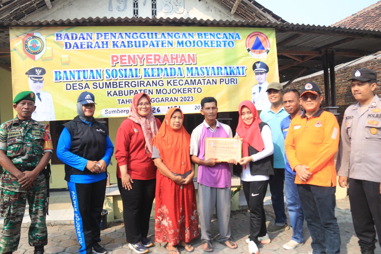 Pemkab Mojokerto Serahkan Bansos Kepada Dua Warga Terdampak Bencana Alam