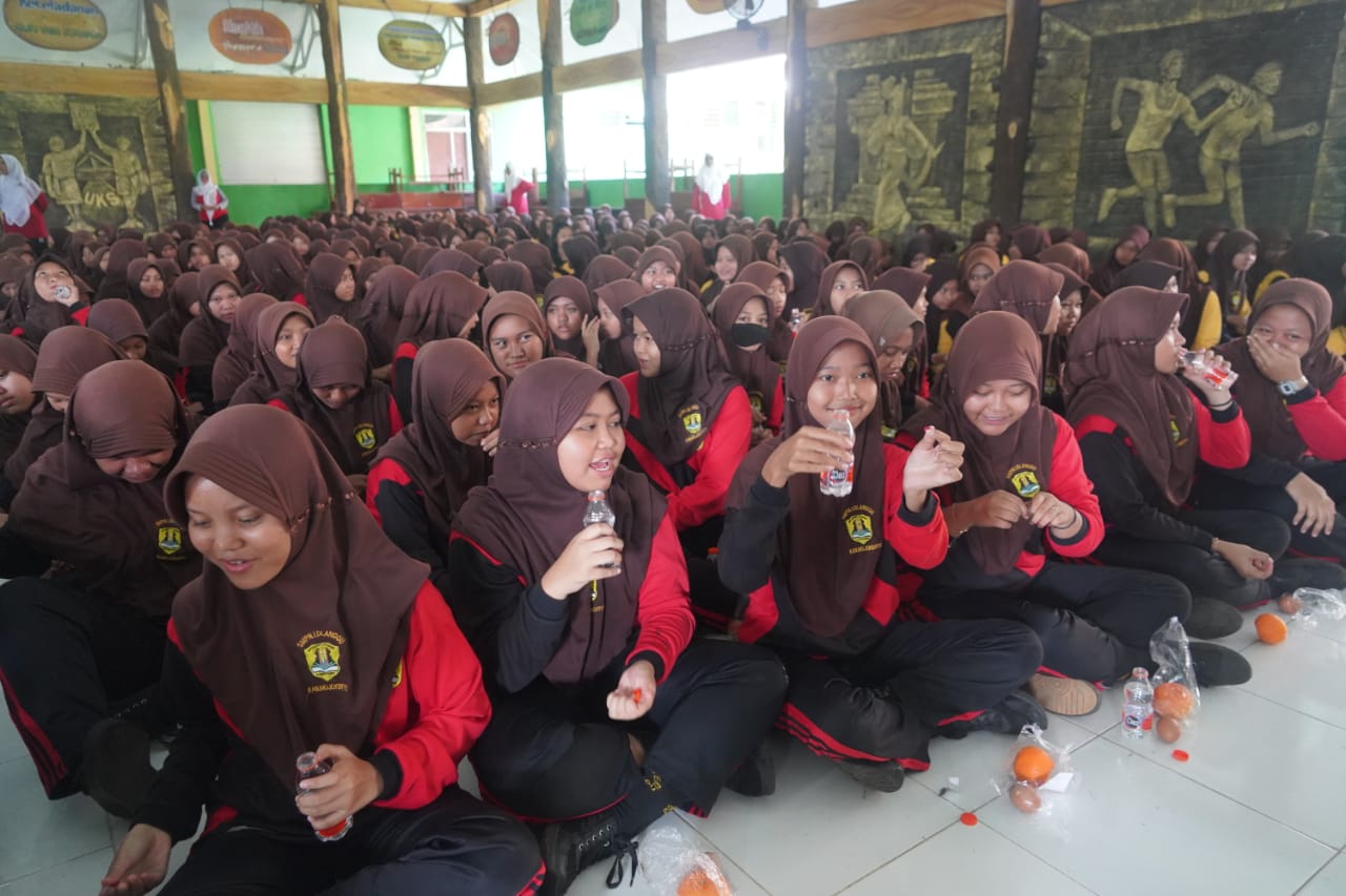 Gencar Kampanyekan Minum TTD, Bupati Ikfina Ajak Siswi SMPN 1 Dlanggu Cegah Anemia