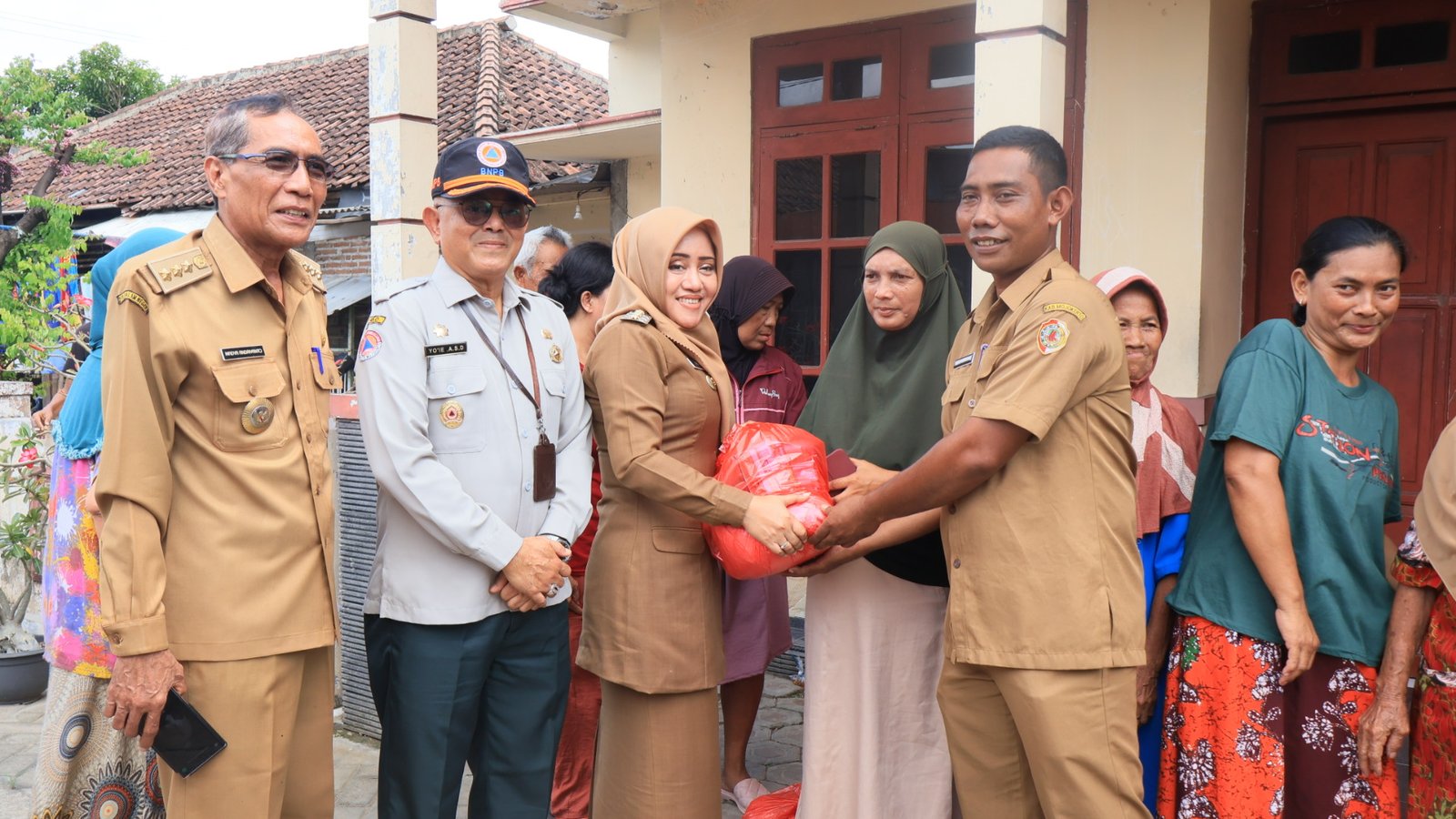 Bupati Mojokerto Serahkan Bansos Untuk 27 Warga Terdampak Banjir Di Desa Jetis
