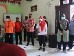 Bupati Mojokerto Tinjau Penyaluran BLT BBM di Balai Desa Balongmojo