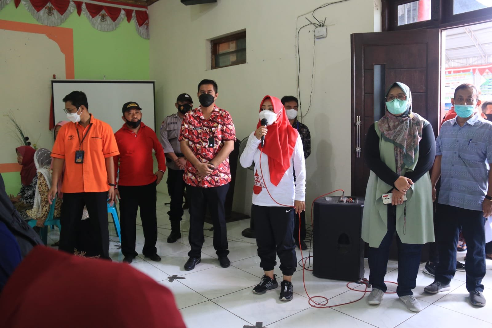 Bupati Mojokerto Tinjau Penyaluran BLT BBM di Balai Desa Balongmojo