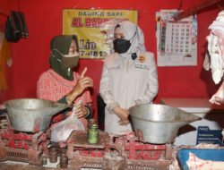 Bupati Mojokerto Cek Daging Layak Konsumsi di Pasar Kemlagi