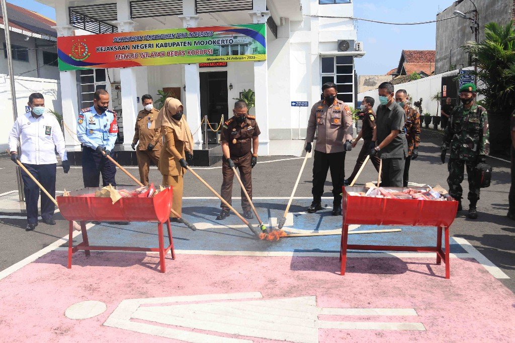 Forkopimda Mojokerto Musnahkan Ganja, Sabu, Ekstasi, Uang Palsu, HP, Baju dan Bak Mandi