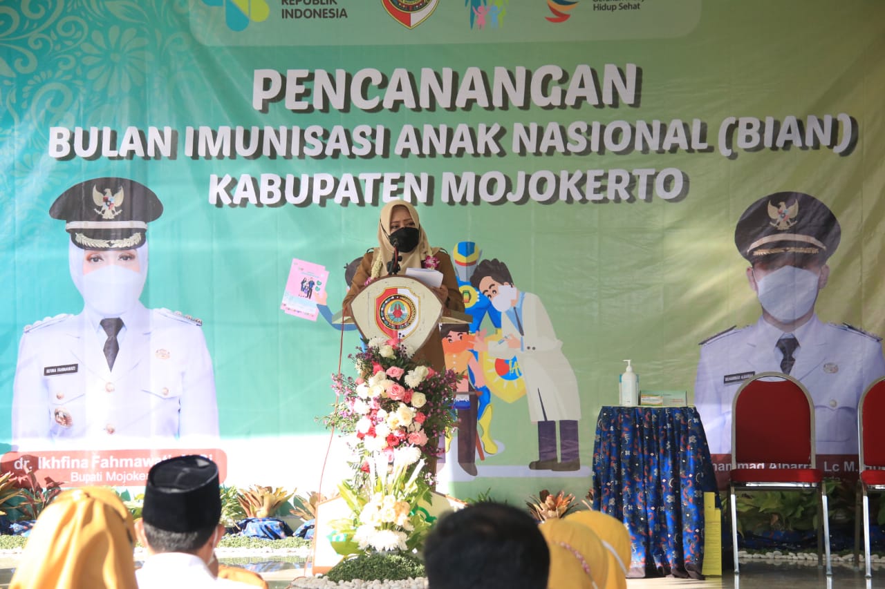 Bupati Mojokerto Buka Pencanangan Bulan Imunisasi Anak Nasional di Puskesmas Gondang