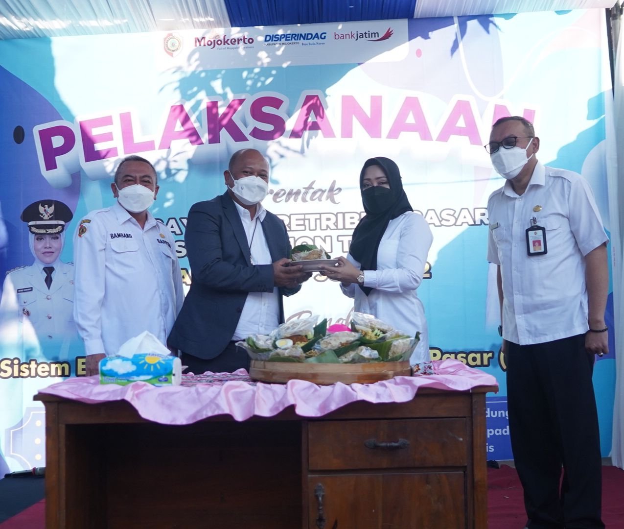 Kerjasama dengan Bank Jatim Cabang Mojokerto, Bupati Ikfina Resmikan Pembayaran Retribusi Pasar Non-Tunai