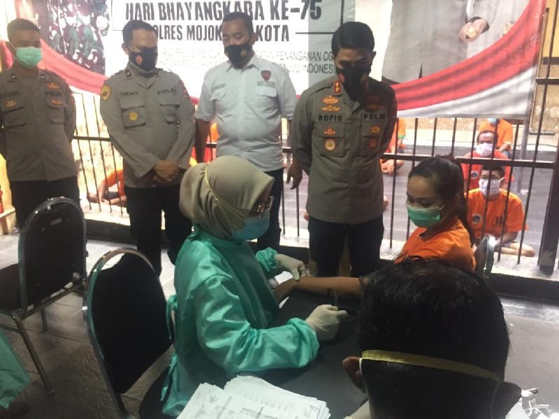 Kapolresta Mojokerto Tinjau Vaksinasi Massal Narapidana