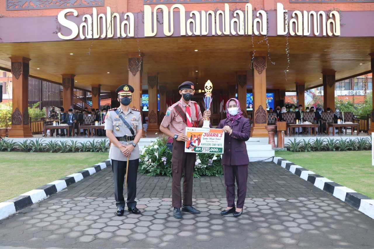 Hardiknas, Ning Ita Serahkan Penghargaan untuk Juara Lomba Patrol