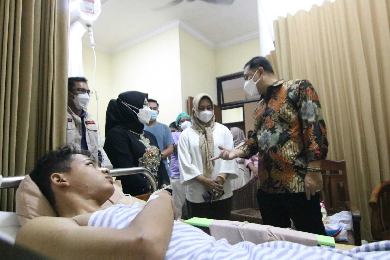 Ringan Tangan Saat Ada Laka di Tol Sumo, Cak Eri Apresiasi Ning Ita