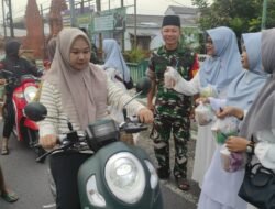 Raih Berkah Ramadan Koramil 0815/06 Kemlagi Bareng Persit Bagikan Takjil Untuk Pengguna Jalan