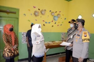 Tinjau Ruang Isolasi Covid-19 di Desa Watesumpak, Bupati Beri Instruksi Keras Patuhi Prokes