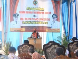 Bupati Mojokerto Serahkan Bansos Bedah Rumah di Dusun Klanting Desa Pulorejo Kecamatan Dawarblandong