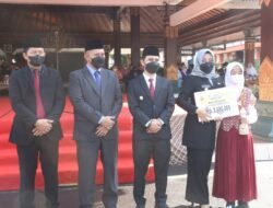 Hardiknas, Bupati Mojokerto Serahkan Piala Juara FLS2N dan OSN 2022