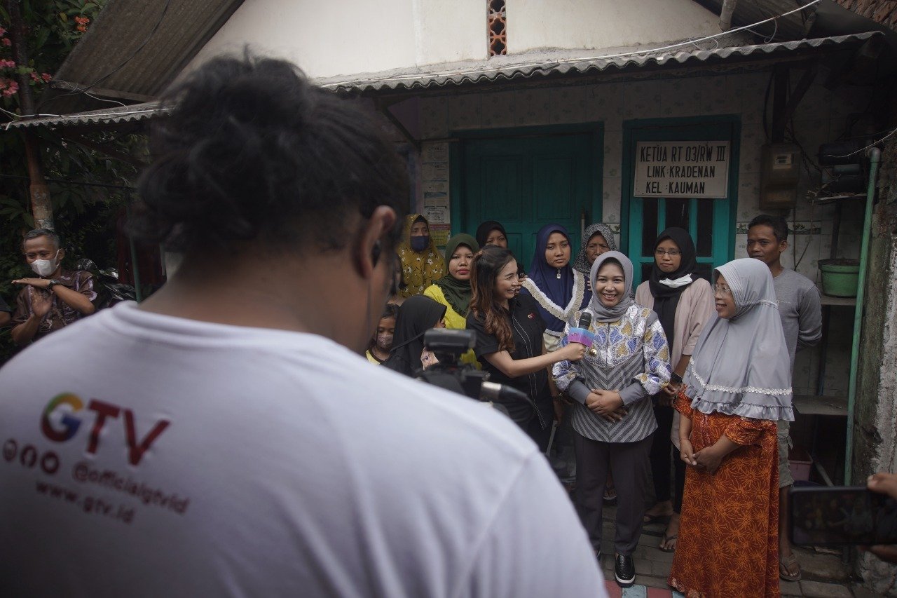 Ning Ita Bagikan Smart TV 32 inch di 18 Kelurahan se-Kota Mojokerto