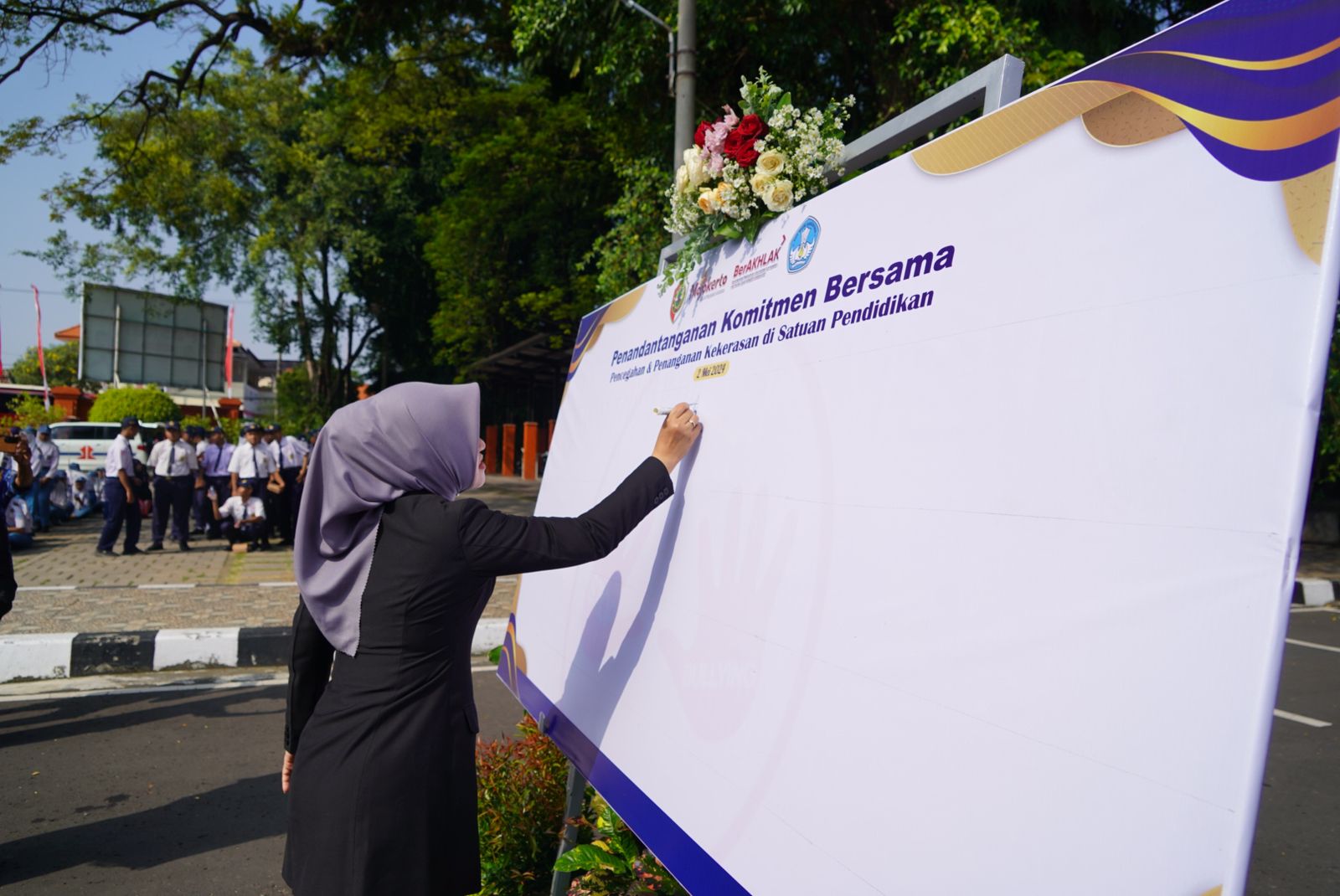 Peringati Hardiknas 2024 - Launching Program 'Tirai Begawan', Bupati Ikfina Harapkan Pendidikan Tanpa Kekerasan