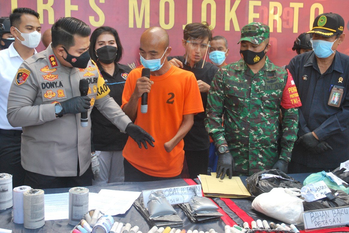 Polres Mojokerto Amankan 69,5 kg Serbuk Petasan dan 2237 Petasan Siap Pakai