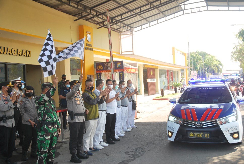 Yayasan Budha Tzu Chi Bekerjasama dengan Polres Mojokerto Bagikan Bansos