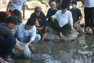 ASC Foundation Bersih-bersih Sungai dan Tebar Benih Ikan