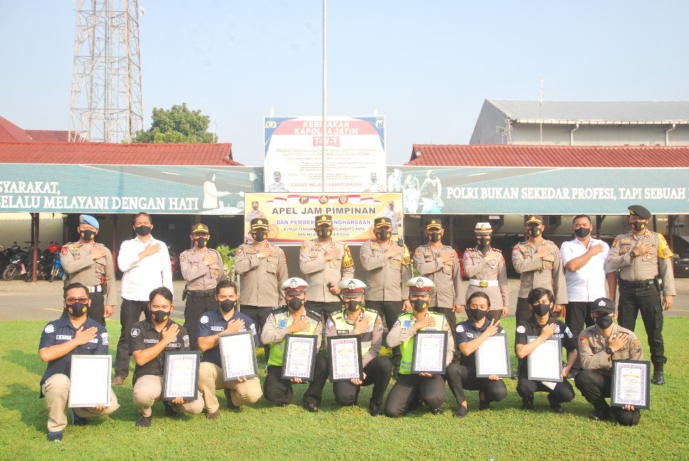 Kapolresta Mojokerto Berikan Penghargaan untuk Tim Kreatif