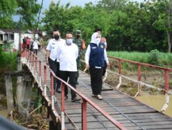 Bupati Mojokerto Cek Jembatan Ambles Dusun Talunbrak, Instruksikan Perbaikan Selesai Pekan Depan