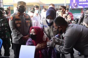 Bupati Ikfina dan Kapolres Mojokerto Pantau Vaksinasi di Pasar Kedungmaling