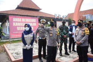 Bupati Mojokerto Dampingi Forkopimda Jawa Timur Pantau Pos Sekat PPST