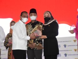 Bupati Mojokerto Terima Penghargaan dari Kementerian Investasi/BKPM