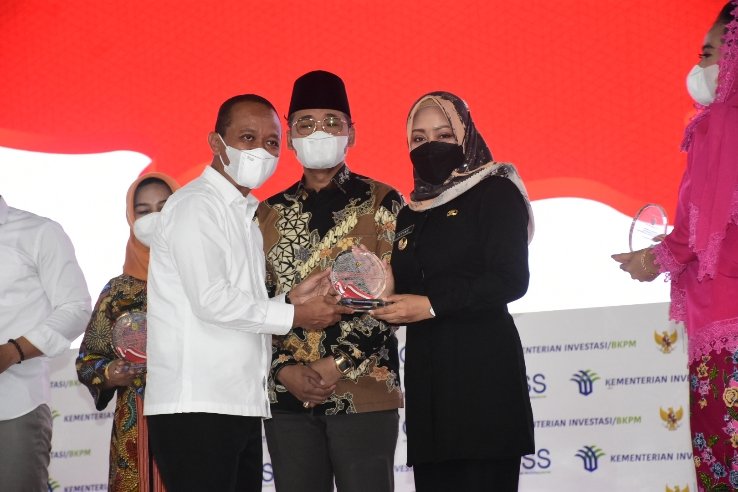 Bupati Mojokerto Terima Penghargaan dari Kementerian Investasi/BKPM