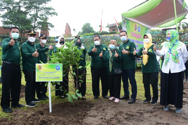 Bupati Mojokerto Peringati Hari Peduli Sampah dan Hari Menanam Pohon