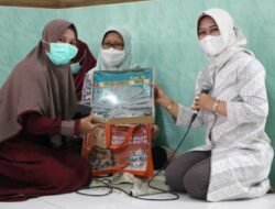 Kunjungi Berbagai Masjid, Ning Ita Bagikan Hamper Ramadhan