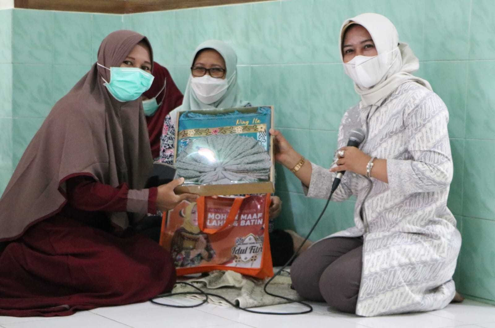 Kunjungi Berbagai Masjid, Ning Ita Bagikan Hamper Ramadhan