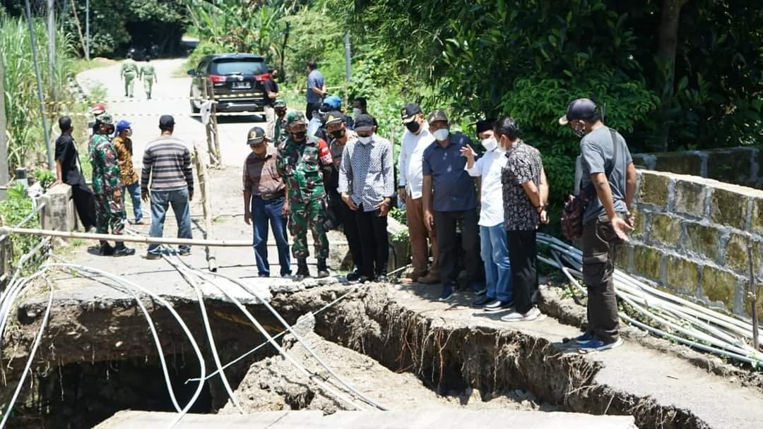 Tinjau Jembatan Putus di Dawarblandong, Gus Barra: Segera Kami Tangani