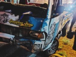 Hindari Tabrakan dengan Truk, Pikap Banting Setir dan Tabrak 4 Motor di Mojokerto