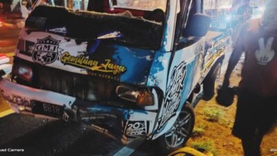 Hindari Tabrakan dengan Truk, Pikap Banting Setir dan Tabrak 4 Motor di Mojokerto