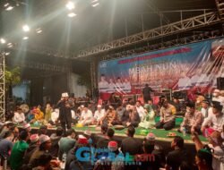 Khofifah dan Ikfina Meriahkan Sinau Bareng Mbah Nun di Ponpes Segoro Agung