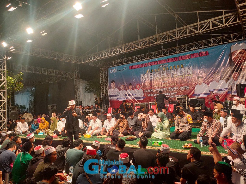 Khofifah dan Ikfina Meriahkan Sinau Bareng Mbah Nun di Ponpes Segoro Agung