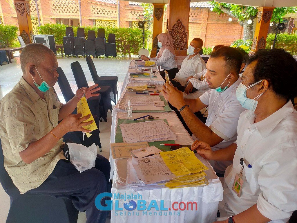 486 Tukang Becak Terima Bansos APBD Kota Mojokerto