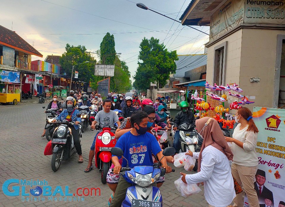 Gerindra Kota Mojokerto Bagikan Takjil di Kranggan dan Prajurit Kulon