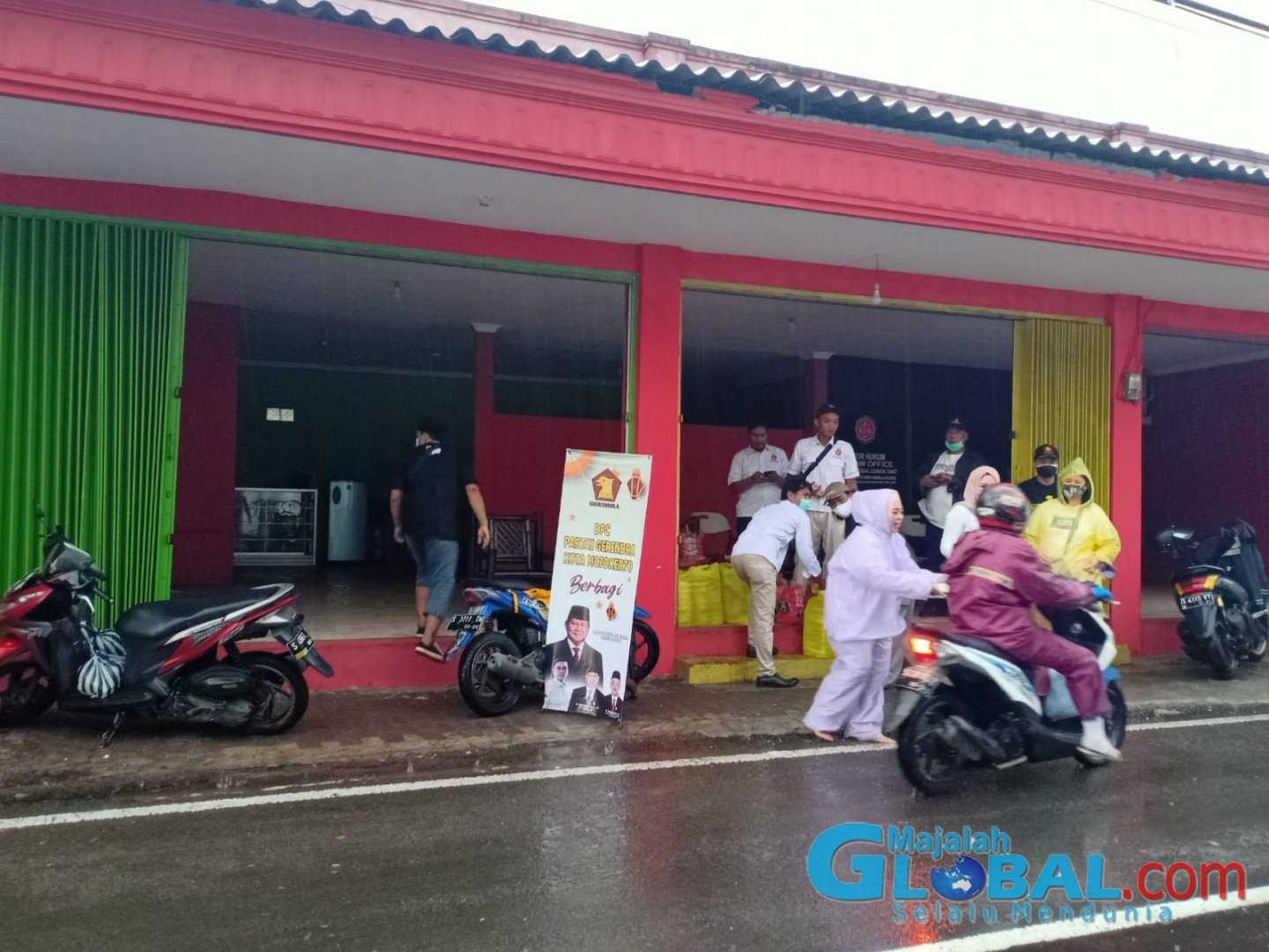 Bagikan Takjil di Magersari, Ketua Gerindra Kota Mojokerto Berharap Jabatan Wawali Segera Terisi